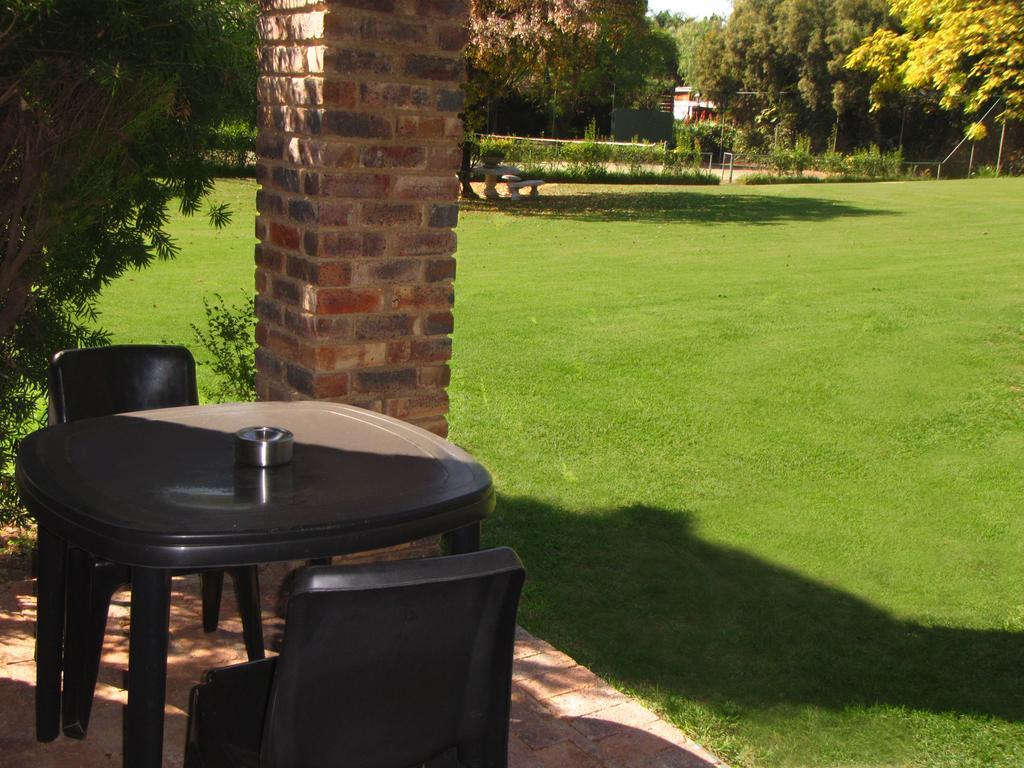 African Footprints Lodge Midrand Buitenkant foto